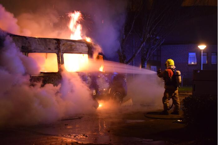 Bestelbus volledig verwoest door brand