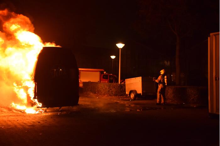 Bestelbus volledig verwoest door brand