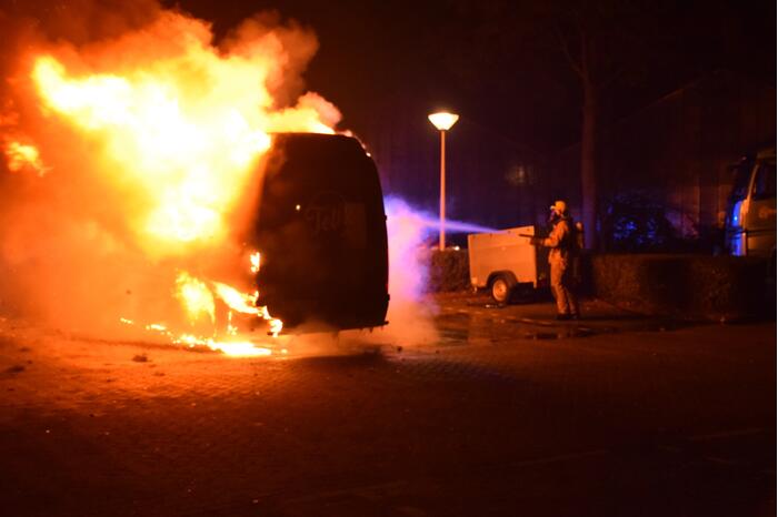 Bestelbus volledig verwoest door brand