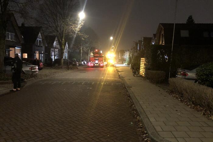 Brandweer veegt schoorsteen na brand