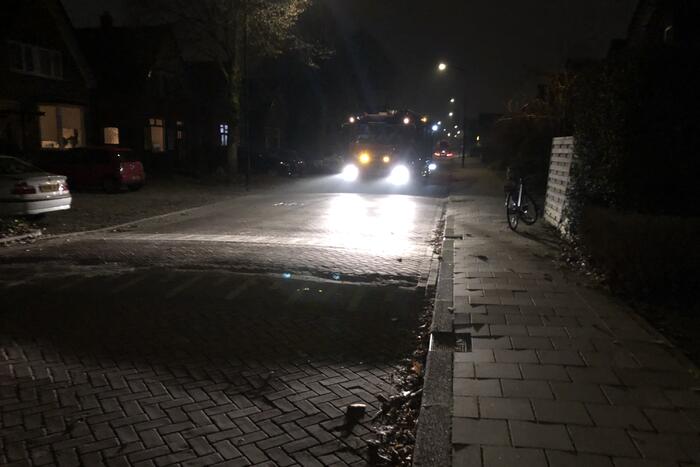 Brandweer veegt schoorsteen na brand