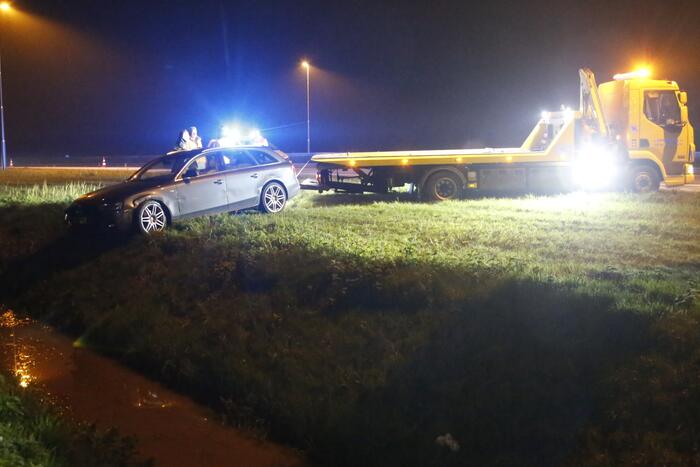 Personenauto raakt van de weg belandt in sloot