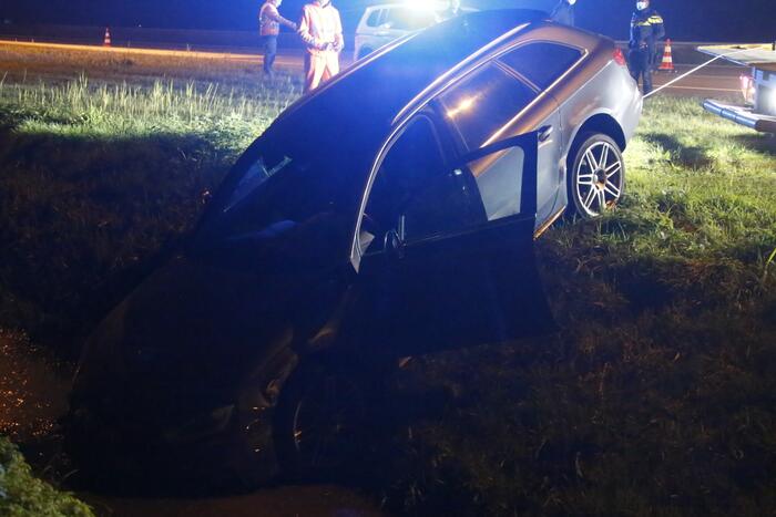 Personenauto raakt van de weg belandt in sloot