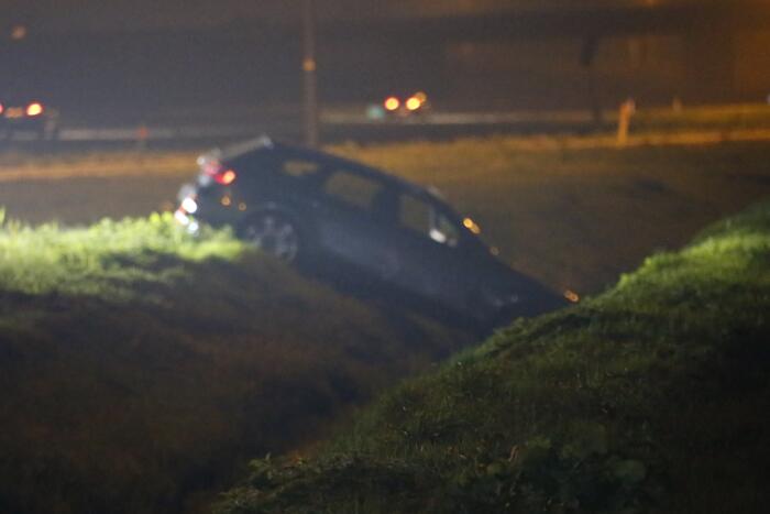 Personenauto raakt van de weg belandt in sloot