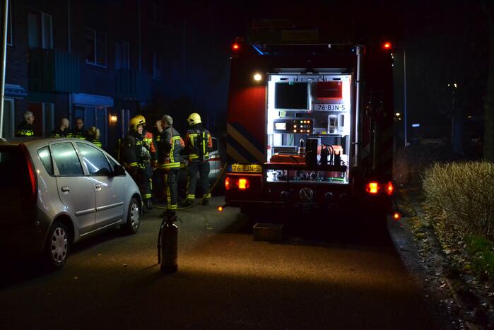 Geparkeerde auto brandt volledig uit