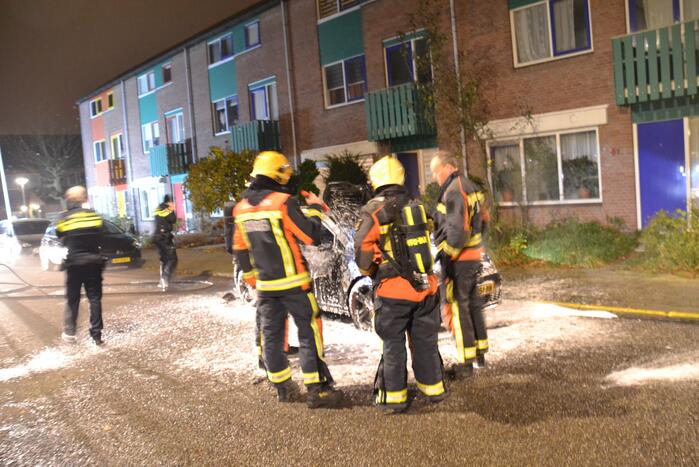 Geparkeerde auto brandt volledig uit