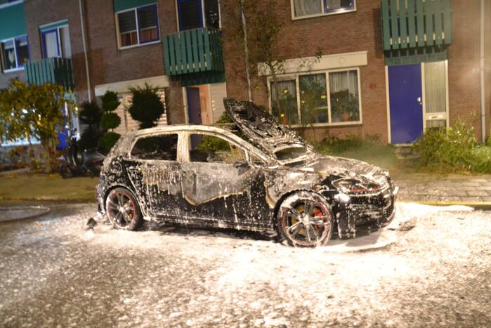 Geparkeerde auto brandt volledig uit