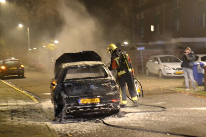 Geparkeerde auto brandt volledig uit