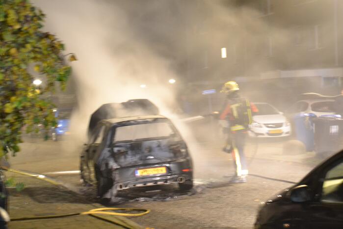 Geparkeerde auto brandt volledig uit