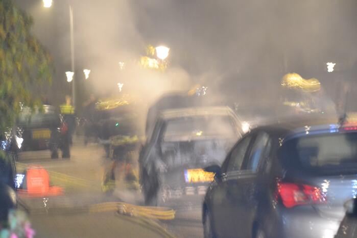 Geparkeerde auto brandt volledig uit