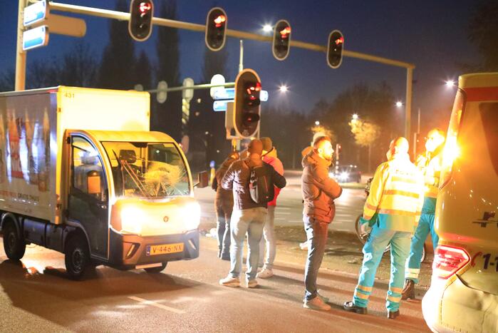 Fietser aangereden door bezorgauto