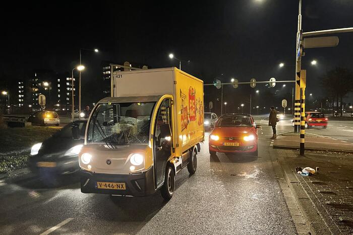 Fietser aangereden door bezorgauto