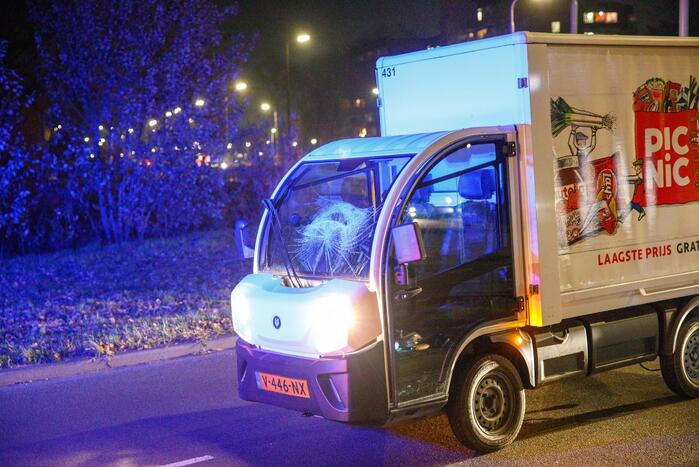 Fietser aangereden door bezorgauto