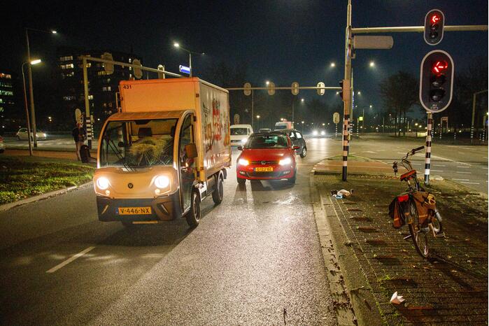 Fietser aangereden door bezorgauto