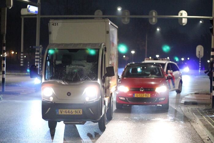 Fietser aangereden door bezorgauto