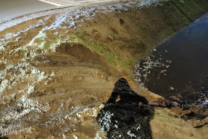 Auto glijd de sloot in