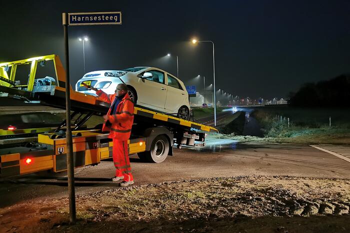 Auto glijd de sloot in