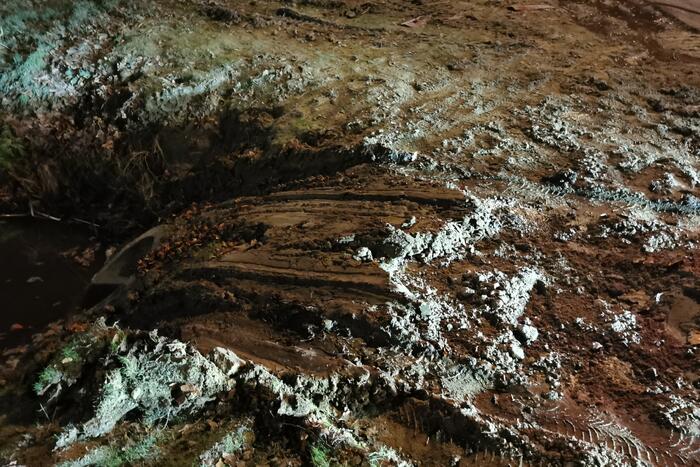 Auto glijd de sloot in