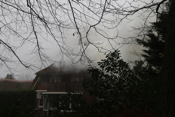 Grote brand in woonhuis met rieten kap