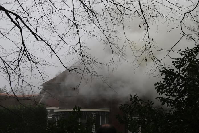 Grote brand in woonhuis met rieten kap