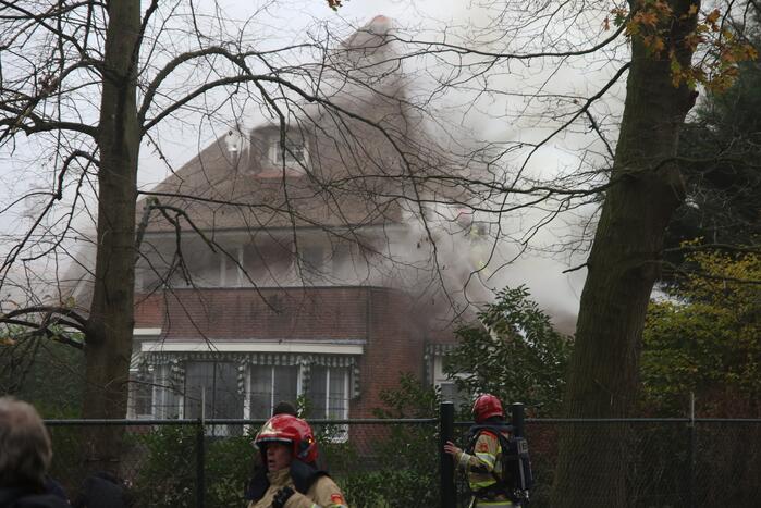 Grote brand in woonhuis met rieten kap