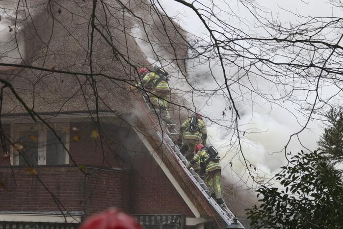 Grote brand in woonhuis met rieten kap