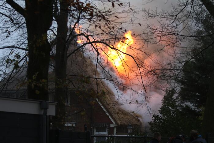 Grote brand in woonhuis met rieten kap