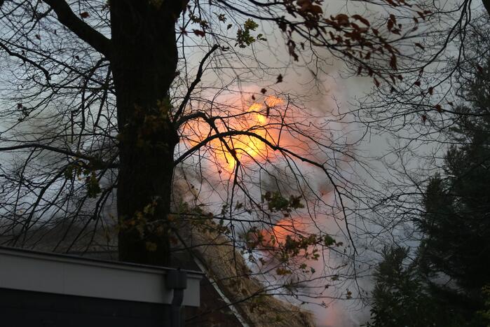 Grote brand in woonhuis met rieten kap