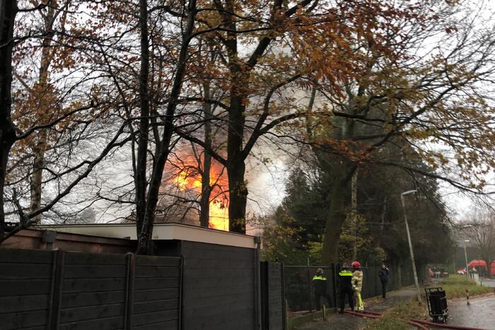 Grote brand in woonhuis met rieten kap
