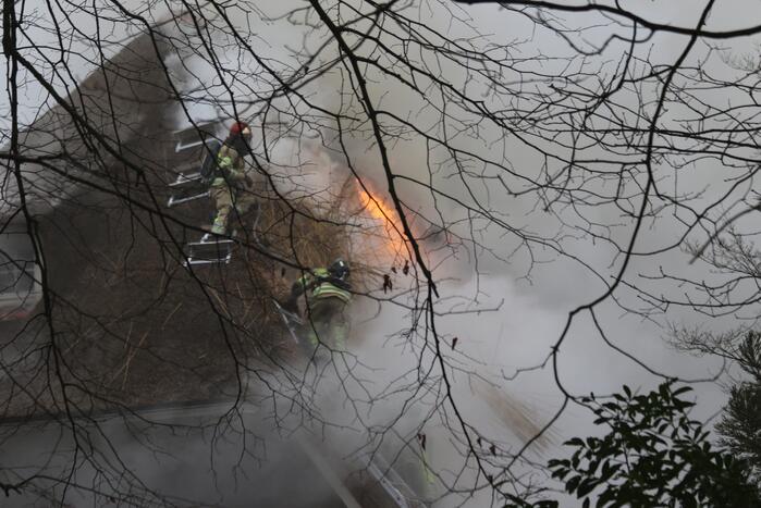 Grote brand in woonhuis met rieten kap