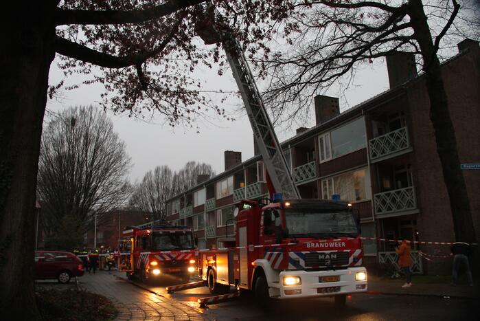 Brand in een trappenhuis van flatgebouw