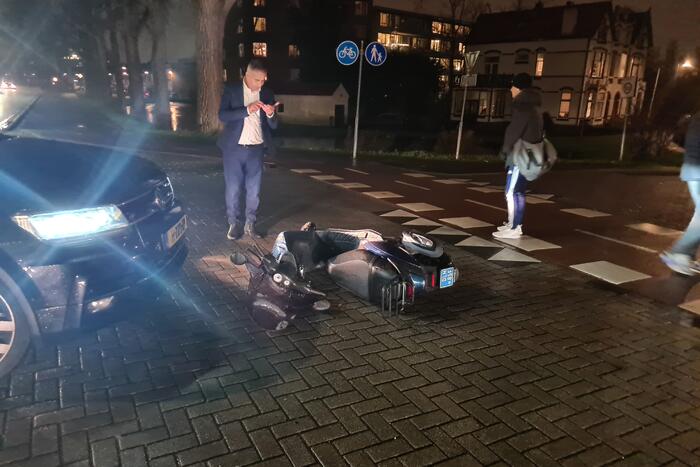 Scooterrijder onderuit na botsing met auto