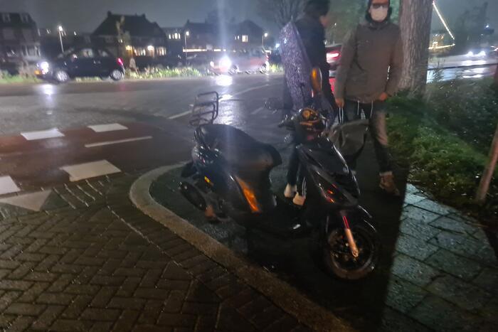 Scooterrijder onderuit na botsing met auto