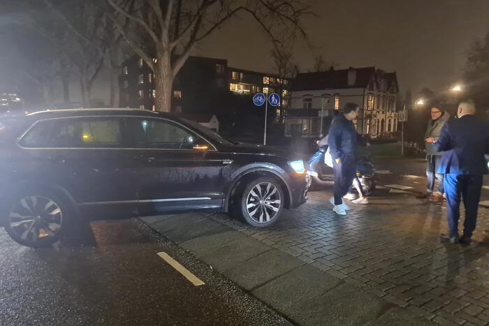 Scooterrijder onderuit na botsing met auto