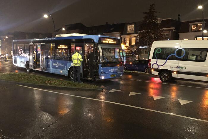 Flinke schade na botsing tussen stadsbus en personenauto