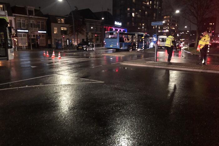 Flinke schade na botsing tussen stadsbus en personenauto