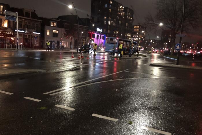Flinke schade na botsing tussen stadsbus en personenauto