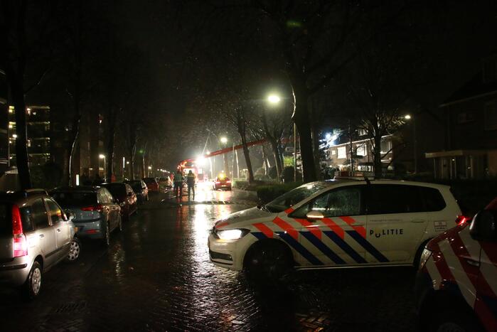 Brand in dak van woning