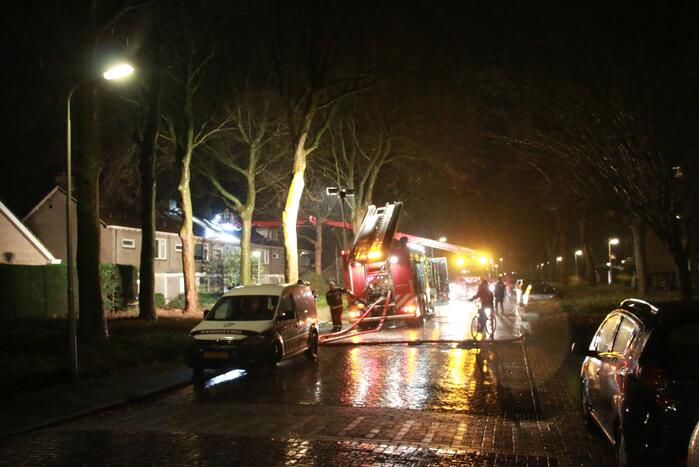 Brand in dak van woning