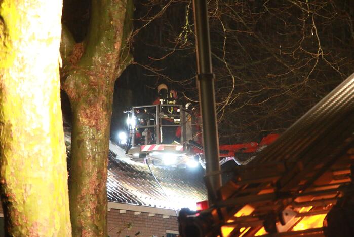 Brand in dak van woning