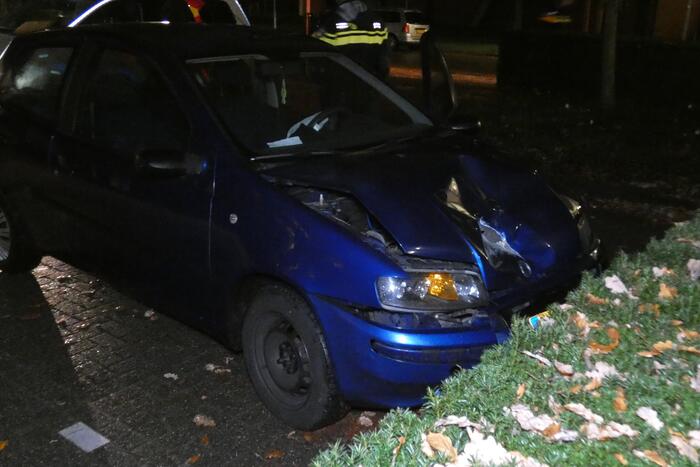 Automobilist verliest macht over het stuur en belandt in vangrail