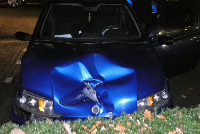 Automobilist verliest macht over het stuur en belandt in vangrail