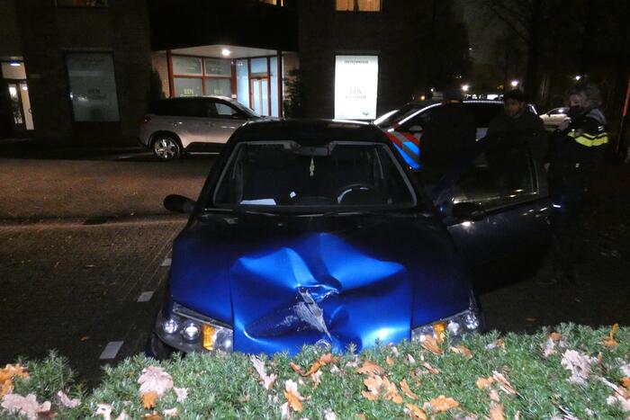 Automobilist verliest macht over het stuur en belandt in vangrail