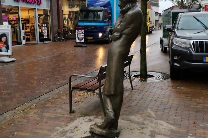Bronzen beeld Herr Heinrich van sokkel gereden