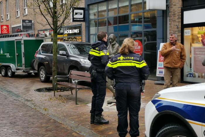 Bronzen beeld Herr Heinrich van sokkel gereden
