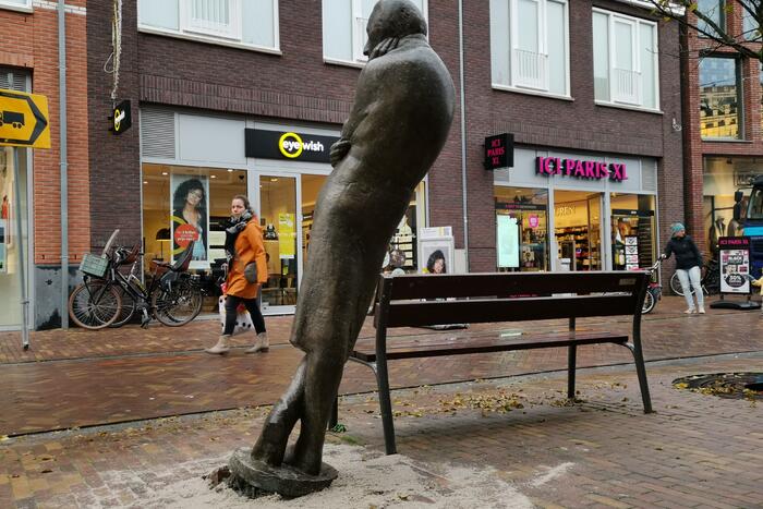 Bronzen beeld Herr Heinrich van sokkel gereden