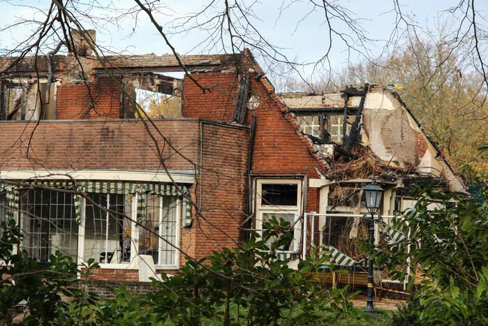 Day-after grote brand woonhuis met rieten kap