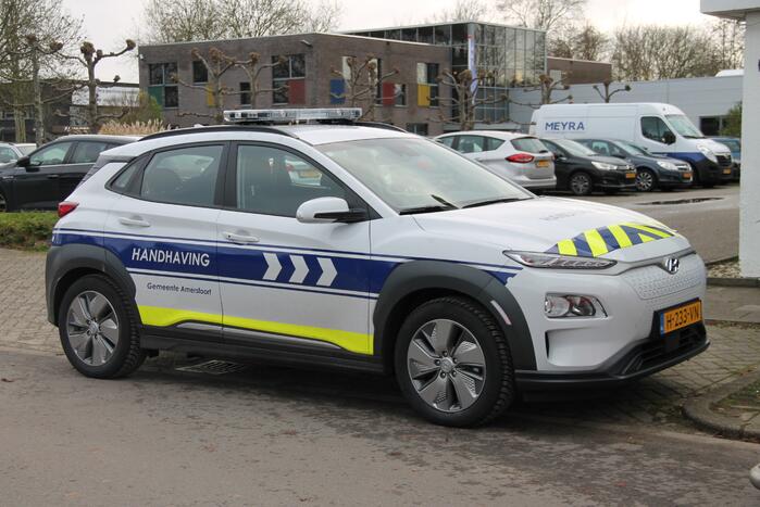 UWV, politie en handhavers doen onderzoek bij autobedrijf