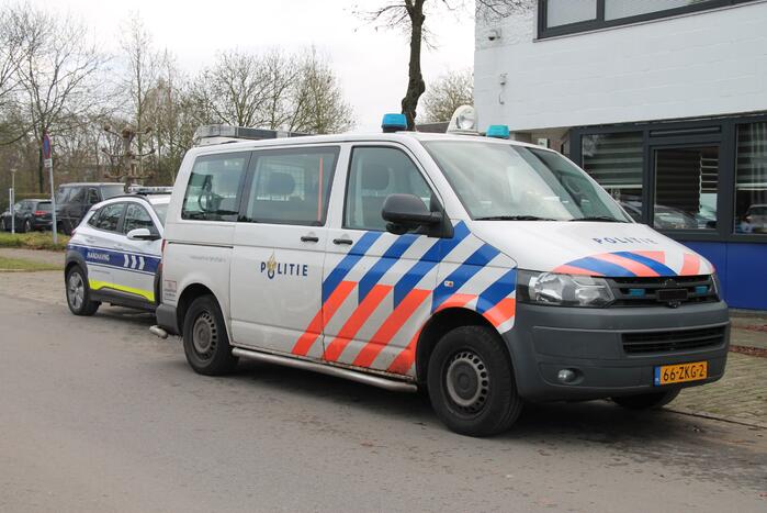 UWV, politie en handhavers doen onderzoek bij autobedrijf