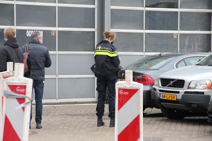UWV, politie en handhavers doen onderzoek bij autobedrijf